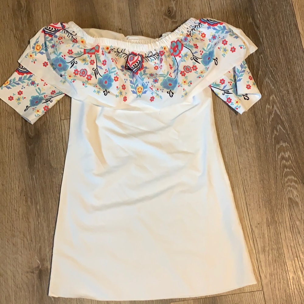Cute off the shoulder summer dress. Never worn